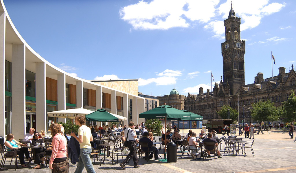 Centenary Square restaurants and Town Hall 