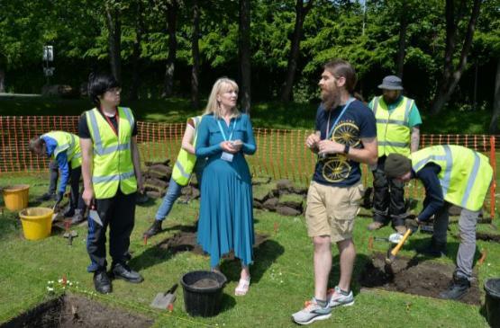 Prof Shirley Congdon speaks to archaeology students on campus