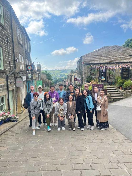 A group of chinese alumni gathered in a group in Haworth