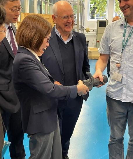 Professor Ben Whiteside shows Chinese delegates a robot arm