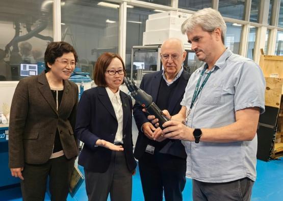 Professor Ben Whiteside shows Chinese delegates a robot arm