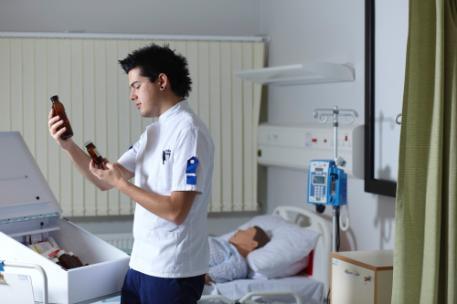 A student nurse in a clinical simulation suite